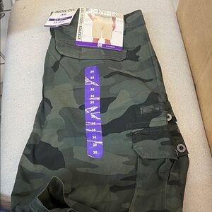 Men’s cargo shorts camo pattern new with Tag size 36 green colorss